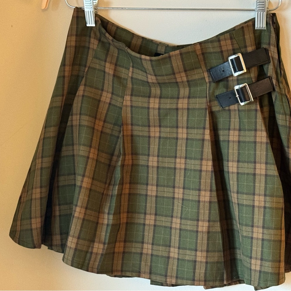 Hot Topic mini plaid skirt